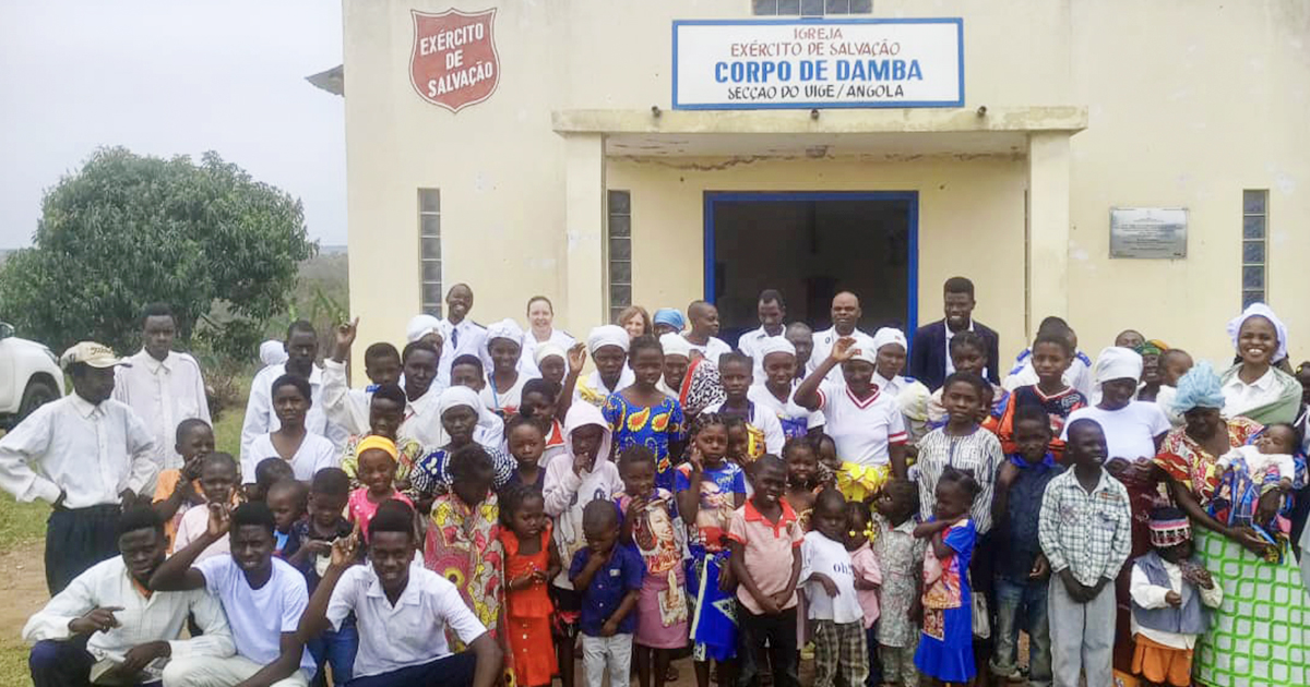 A large group of people in front of a church
